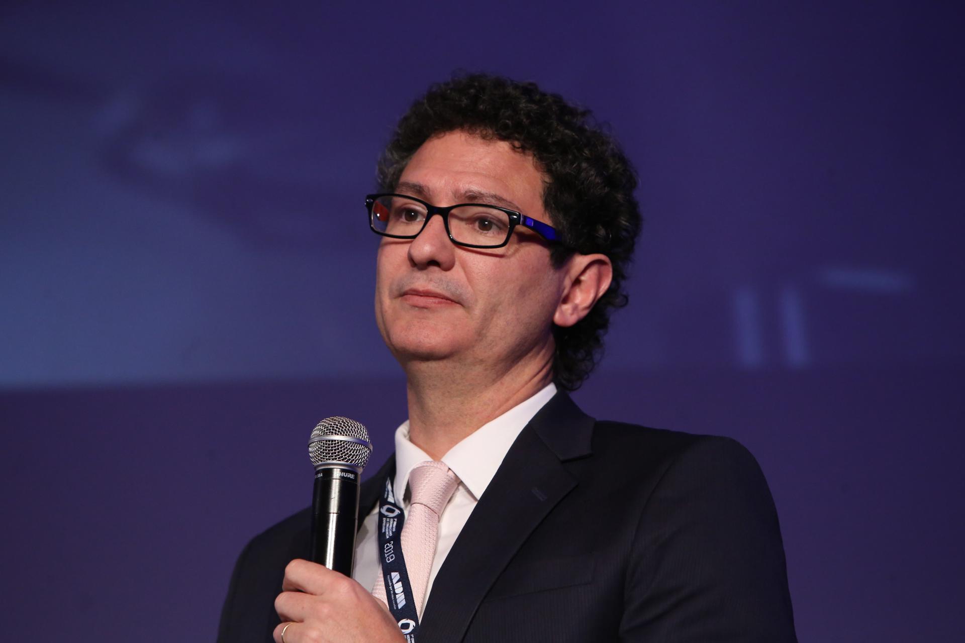Fotografía de archivo del presidente de la Asociación Argentina de Capital Privado, Emprendedor y Semilla (ARCAP), Mariano Mayer, durante una conferencia, en Montevideo (Uruguay). EFE/Raúl Martínez