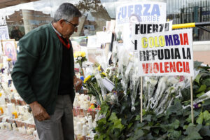 Un hombre observa un altar por la salud del senador Miguel Uribe Turbay frente a la Clínica Fundación Santa Fe de Bogotá (Colombia). EFE/ Mauricio Dueñas Castañeda