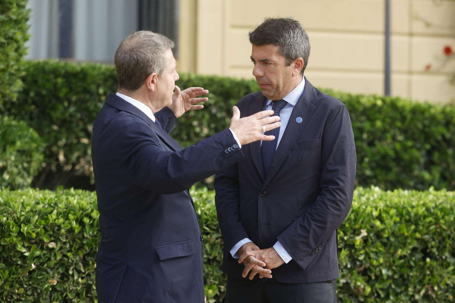 El presidente de Castilla-La Mancha, Emiliano García Page (i) conversa con el presidente de la Generalitat Valenciana, Carlos Mazón, durante la XXVIII Conferencia de Presidentes que se celebra este viernes en el Palau de Pedralbes, en Barcelona. EFE/ Quique Garcia
