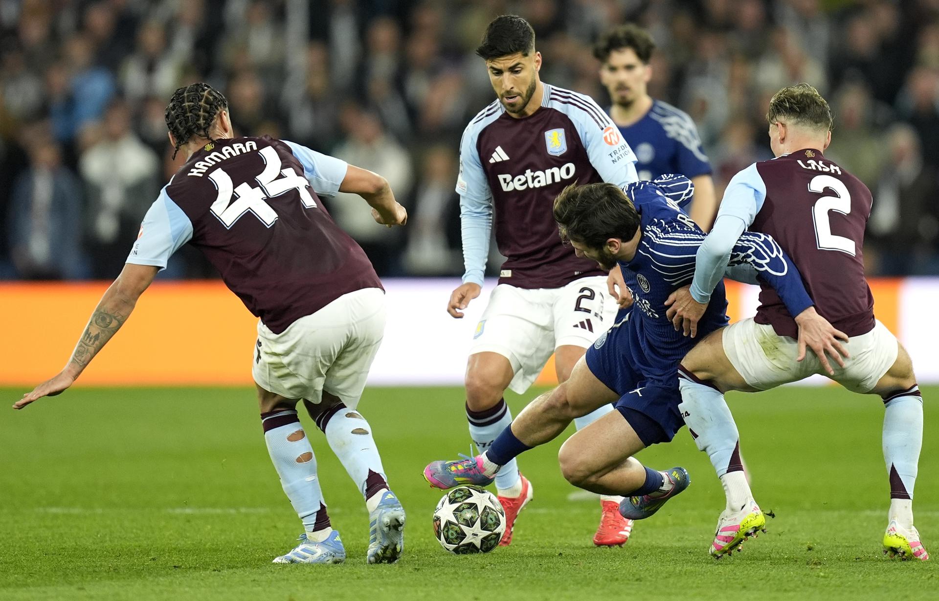 Khvicha Kvaratskhelia, Boubacar Kamara y Marco Asensio en Birmingham. EFE/EPA/TIM KEETON