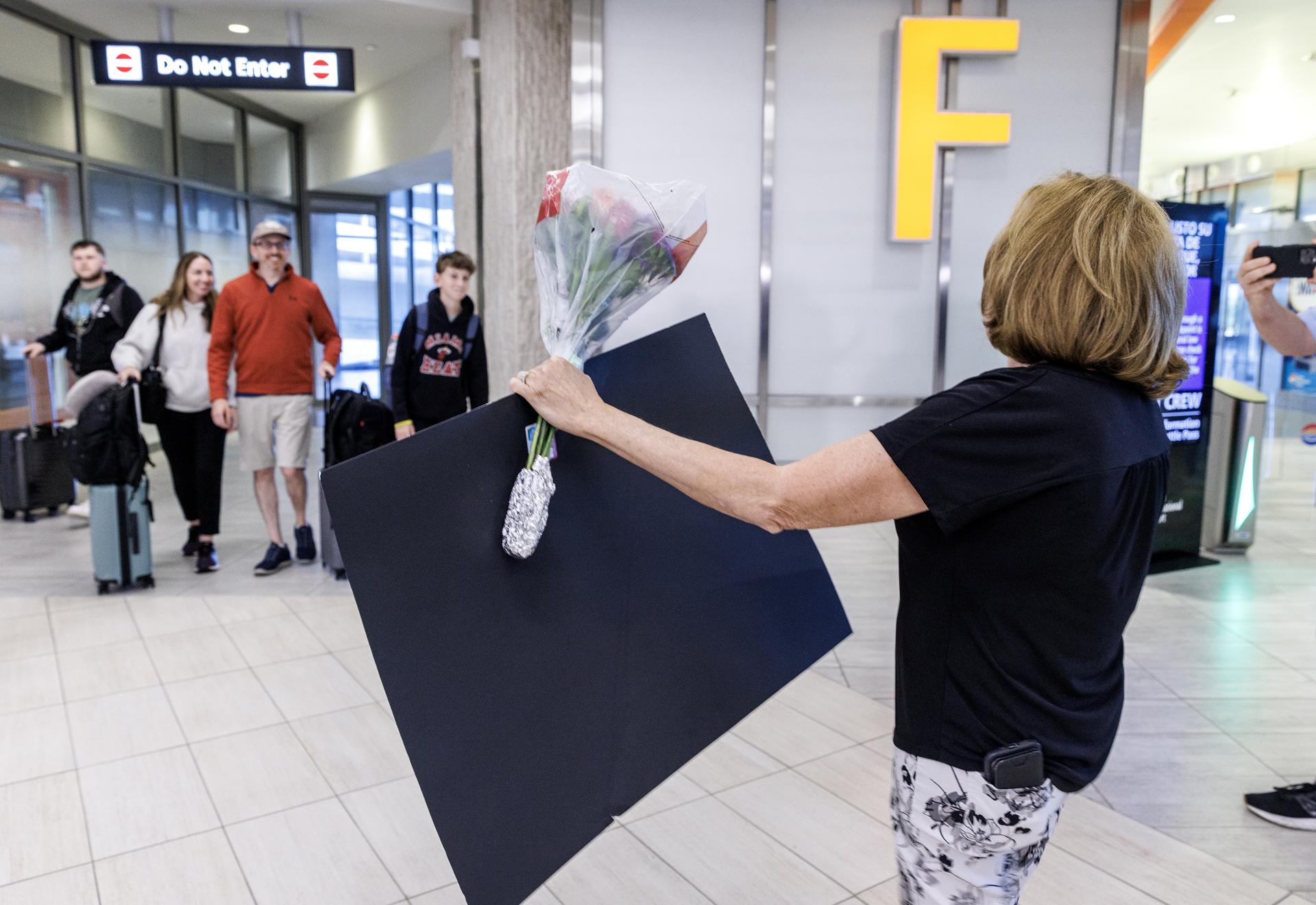 Sue Goldstone (d) recibe a familiares a su llegada al Aeropuerto Internacional de Tampa, en Tampa, Florida (EE.UU.). EFE/EPA/CRISTOBAL HERRERA-ULASHKEVICH