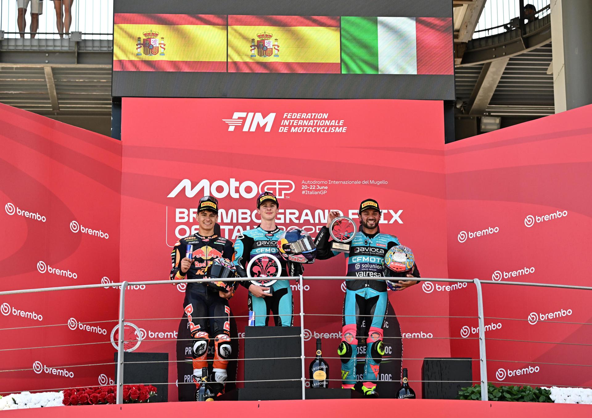 (De izq. a dcha.) El piloto de Red Bull KTM Ajo, Álvaro Carpe, de España, que quedó en segundo lugar, el ganador, el piloto del CFMoto Aspar Team, Maximo Quiles, de España, y el piloto del CFMoto Aspar Team, Dennis Foggia, de Italia, que quedó en tercer lugar, posan en el podio después de la carrera de Moto 3 del Gran Premio de Motociclismo de Italia en el circuito de Mugello en Scarperia, Italia. EFE/EPA/CLAUDIO GIOVANNINI