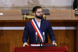 El presidente de Chile, Gabriel Boric, habla en el salón de honor del Congreso Nacional ofreciendo el balance de su mandato este domingo, en Valparaíso (Chile). EFE/ Cristóbal Basaure