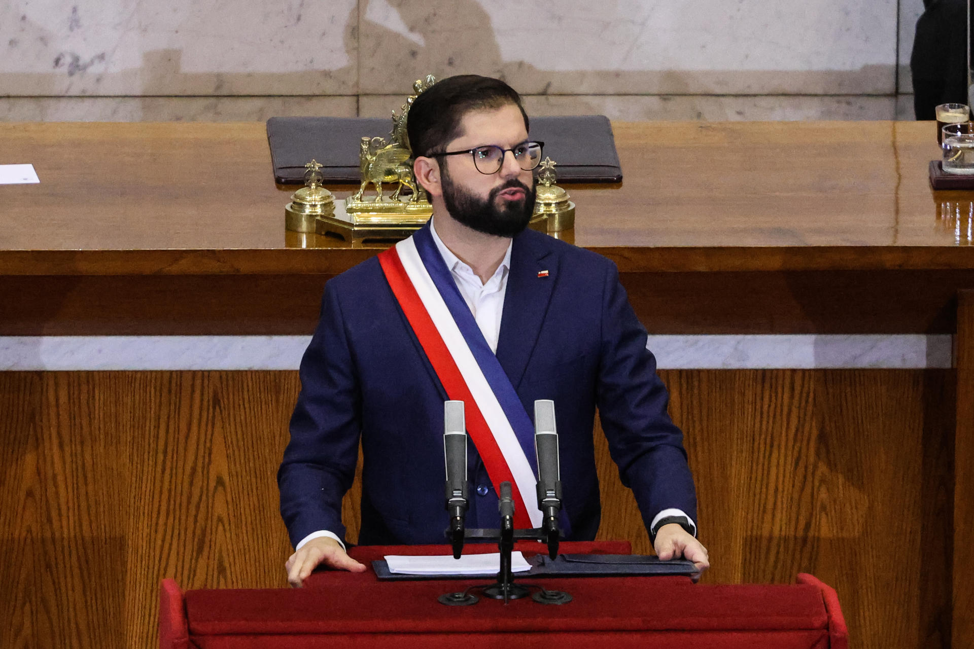 El presidente de Chile, Gabriel Boric, habla en el salón de honor del Congreso Nacional ofreciendo el balance de su mandato este domingo, en Valparaíso (Chile). EFE/ Cristóbal Basaure