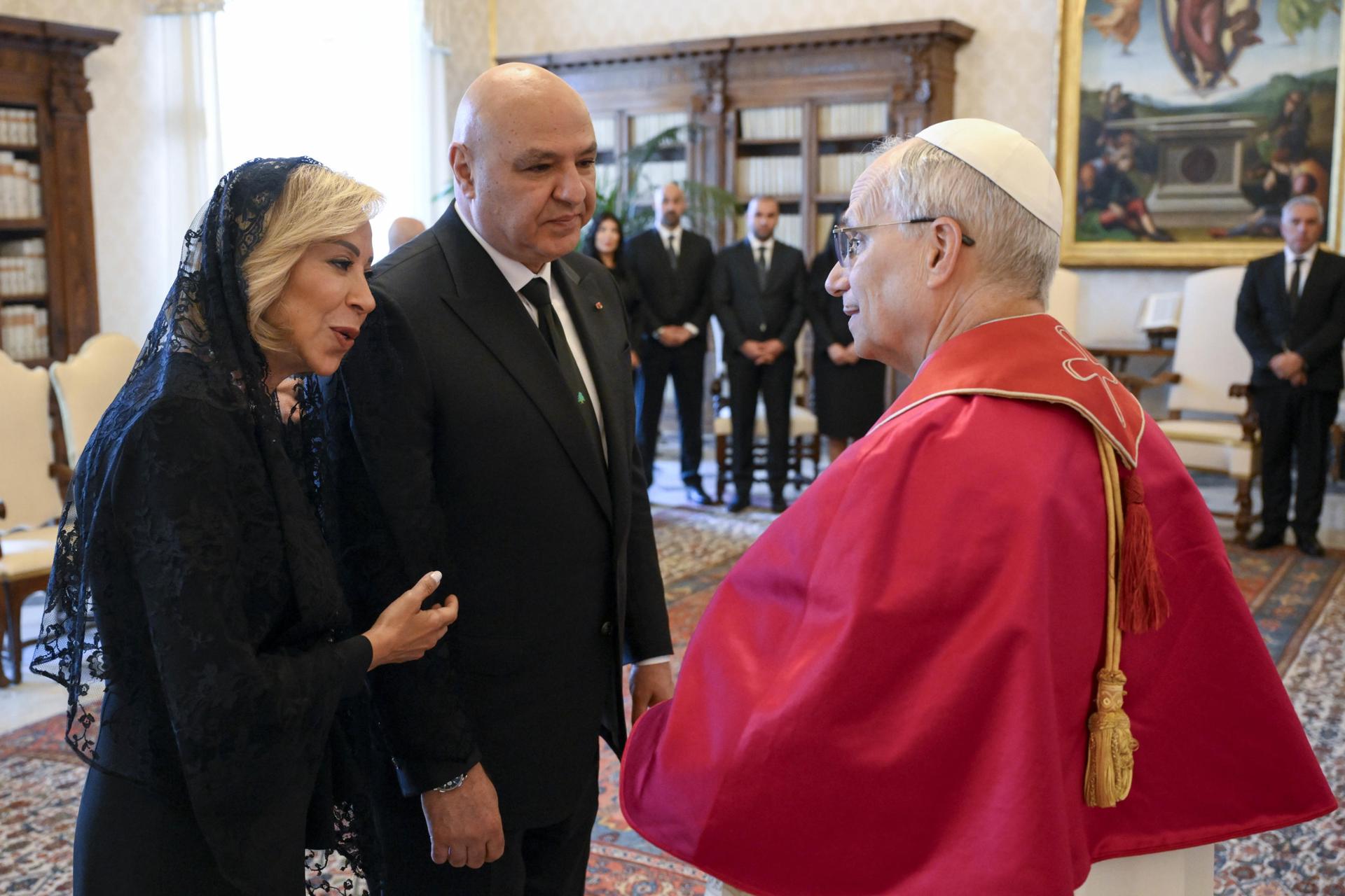 Imagen proporcionada por el Vaticano muestra al papa León XIV durante su audiencia privada con el presidente del Líbano, Joseph Aoun, y su esposa, Neemat Aoun, el 13 de junio de 2025. EFE/EPA/VATICAN MEDIA HANDOUT USO EDITORIAL SOLAMENTE/NO VENTAS