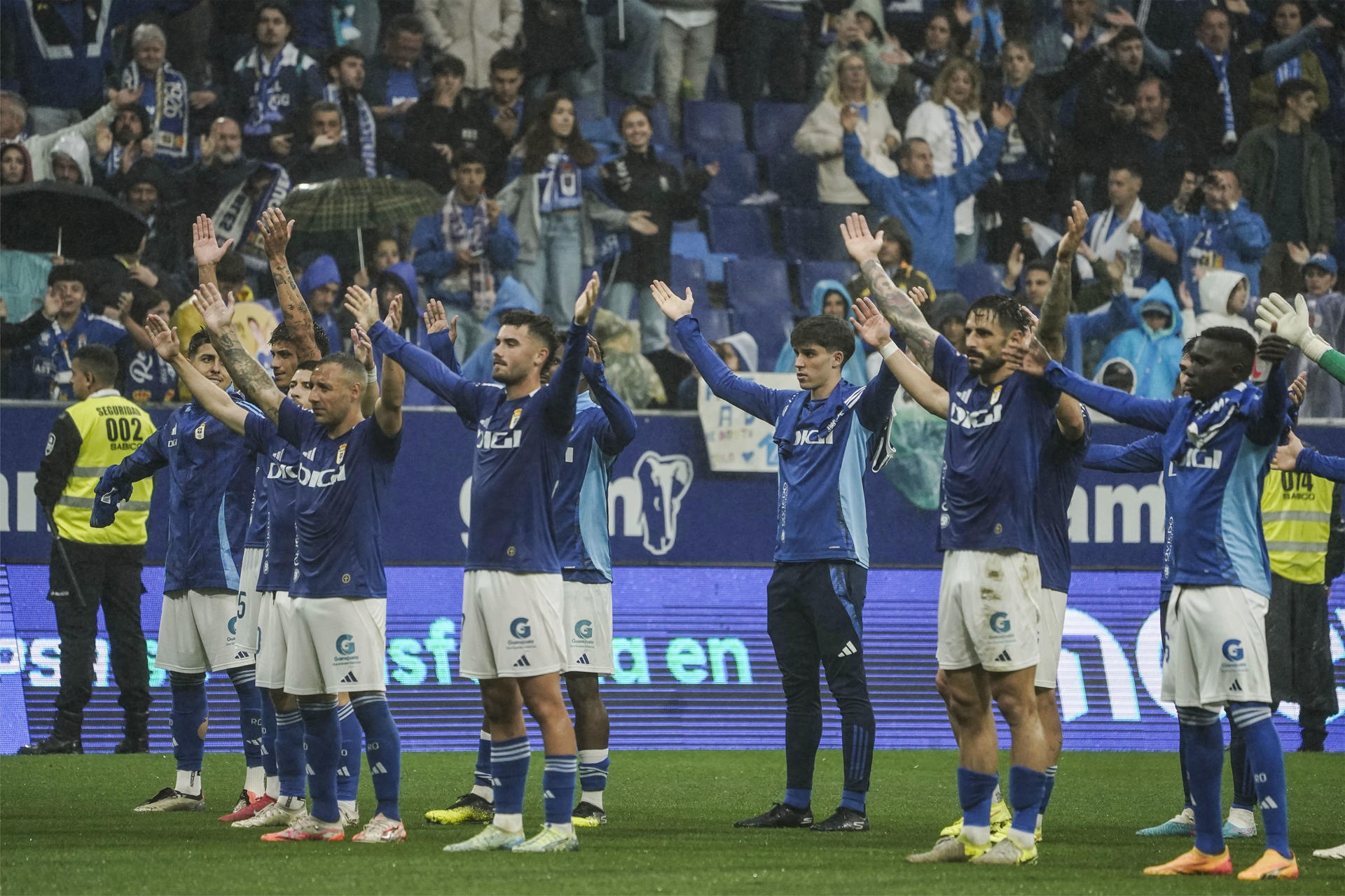 Los jugadores del Oviedo agradecen el apoyo de su afición a la finalización del encuentro correspondiente a la última jornada de la Liga Hypermotion que han disputado hoy Domingo frente al Cádiz en el estadio Carlos Tartiere de la capital asturiana. EFE/Paco Paredes.