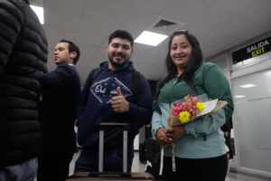 La intendente de la ciudad de Paso Horqueta, Cynthia Cabañas (d), posa junto a Claudio González miembro de la Junta Municipal de Salto del Guairá tras su llegada al aeropuerto Silvio Petirossi proveniente de Israel, este jueves, en Luque (Paraguay). EFE/ Juan Pablo Pino