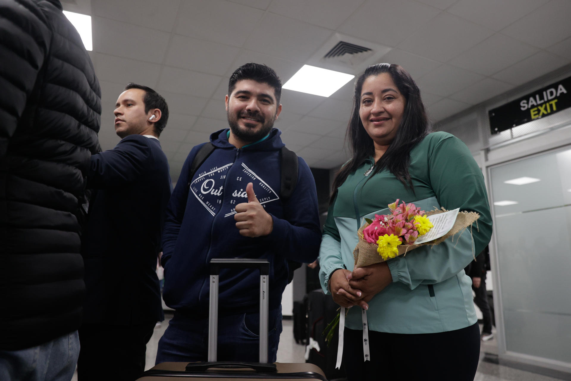 La intendente de la ciudad de Paso Horqueta, Cynthia Cabañas (d), posa junto a Claudio González miembro de la Junta Municipal de Salto del Guairá tras su llegada al aeropuerto Silvio Petirossi proveniente de Israel, este jueves, en Luque (Paraguay). EFE/ Juan Pablo Pino