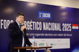 El ministro de Industria y Comercio de Paraguay, Javier Giménez, habla durante el inicio del Foro Energético Nacional 2025 este lunes, en Asunción (Paraguay). EFE/ Juan Pablo Pino