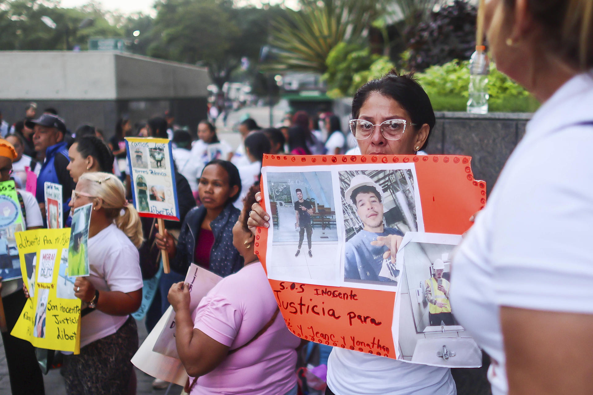 Personas participan en una manifestación frente a la sede de la ONU para pedir la liberación de los más de 250 venezolanos detenidos en El Salvador, donde llegaron luego de que Estados Unidos los deportara en marzo pasado, este miércoles en Caracas (Venezuela). EFE/ Miguel Gutiérrez