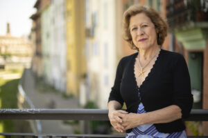 La periodista y escritora Berna González Harbour (Santander, 1965) indaga en las heridas del colonialismo británico en África en su nueva novela, 'Qué fue de los Lighthouse' (Destino), en la que entrelaza memoria familiar, investigación histórica e imaginación y deja en evidencia la actual "decadencia" británica. "Inglaterra está en plena decadencia, el Brexit fue un signo de ello y esta xenofobia que está surgiendo ahora también", ha dicho a EFE la escritora, que con esta novela ha dado el salto del género policíaco en el que estaba curtida a una historia familiar llena de secretos que abarca varias generaciones y dos continentes.  EFE/ Editorial Destino/SOLO USO EDITORIAL/SOLO DISPONIBLE PARA ILUSTRAR LA NOTICIA QUE ACOMPAÑA (CRÉDITO OBLIGATORIO)