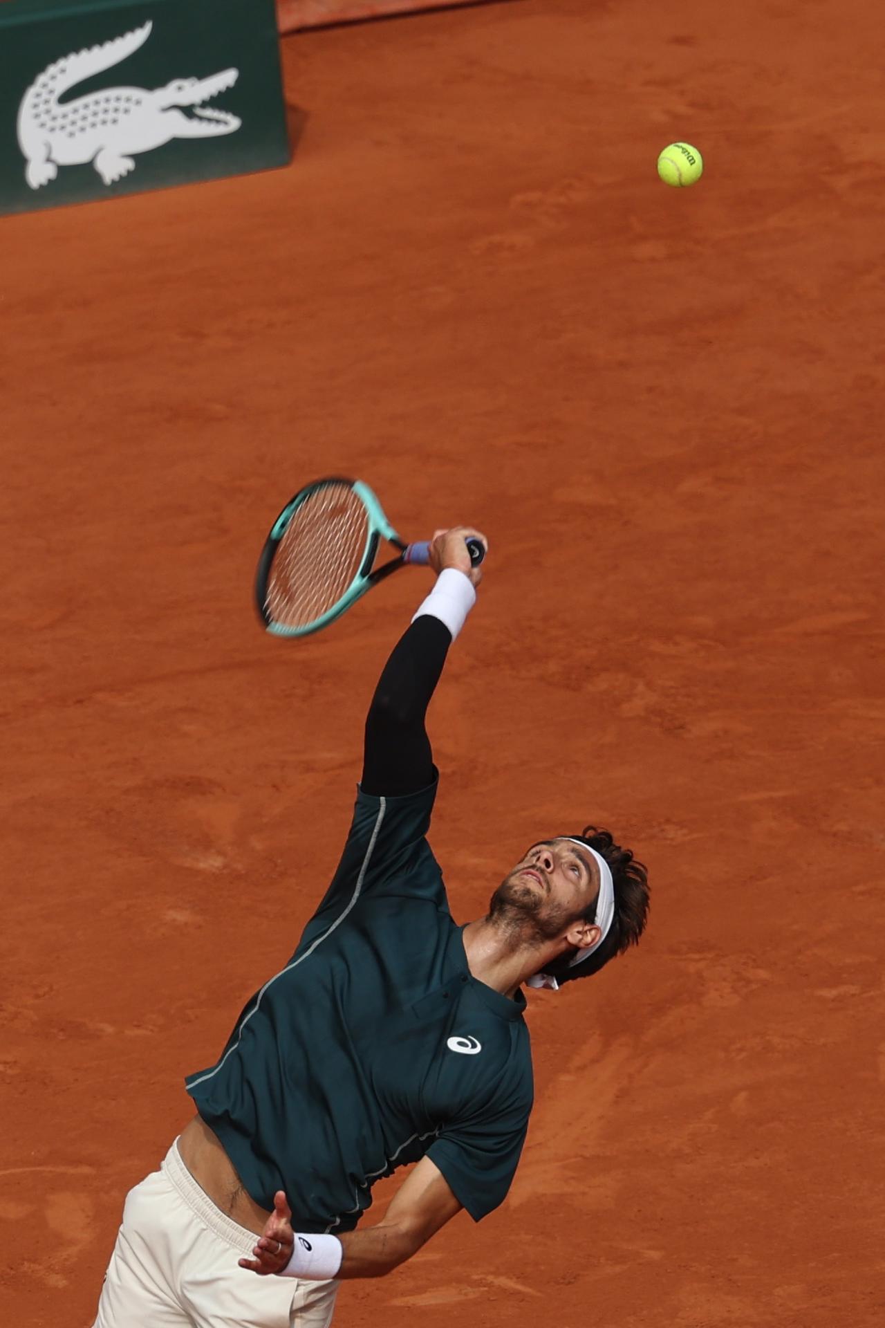 El italiano Lorenzo Musetti, séptima raqueta del mundo, se clasificó por primera vez para semifinales de Roland Garros, tras doblegar al estadounidense Frances Tiafoe, 15, 6-2, 4-6, 7-5 y 6-2. EFE/EPA/MOHAMMED BADRA
