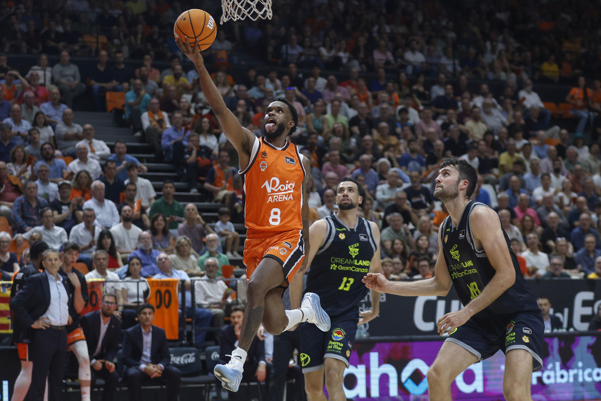 - El escolta del Valencia Jean Montero (i) entra a canasta ante Mike Tobey (d) y Pierre Pelos, ambos del Gran Canaria, durante el partido de los cuartos final de la Liga Endesa de baloncesto que Valencia Basket y Dreamland Gran Canaria han disputado en el pabellón de la Fuente de San Luis. EFE/ Miguel Ángel Polo