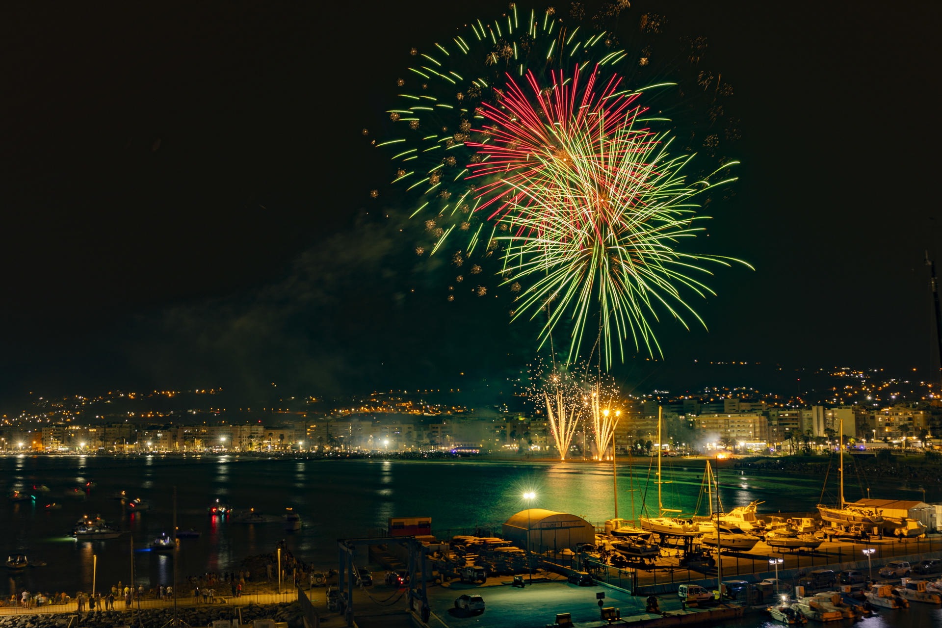 Espectáculo pirotécnico en la noche de San Juan, una de las festividades de mayor tradición en Melilla, que ha congregado a última hora de este lunes a miles de personas en la playa para disfrutar de la noche más corta del año. EFE/Jose Manuel Giner