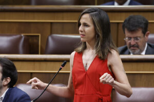 La portavoz de Podemos en el Congreso, Ione Belarra, interviene durante la sesión de control al Gobierno en el Congreso de los Diputados, este miércoles. EFE/Chema Moya