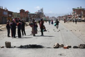 Personas se reúnen en una vía bloqueada durante una protesta este 3 de junio de 2025, en El Alto (Bolivia). EFE/ Luis Gandarillas