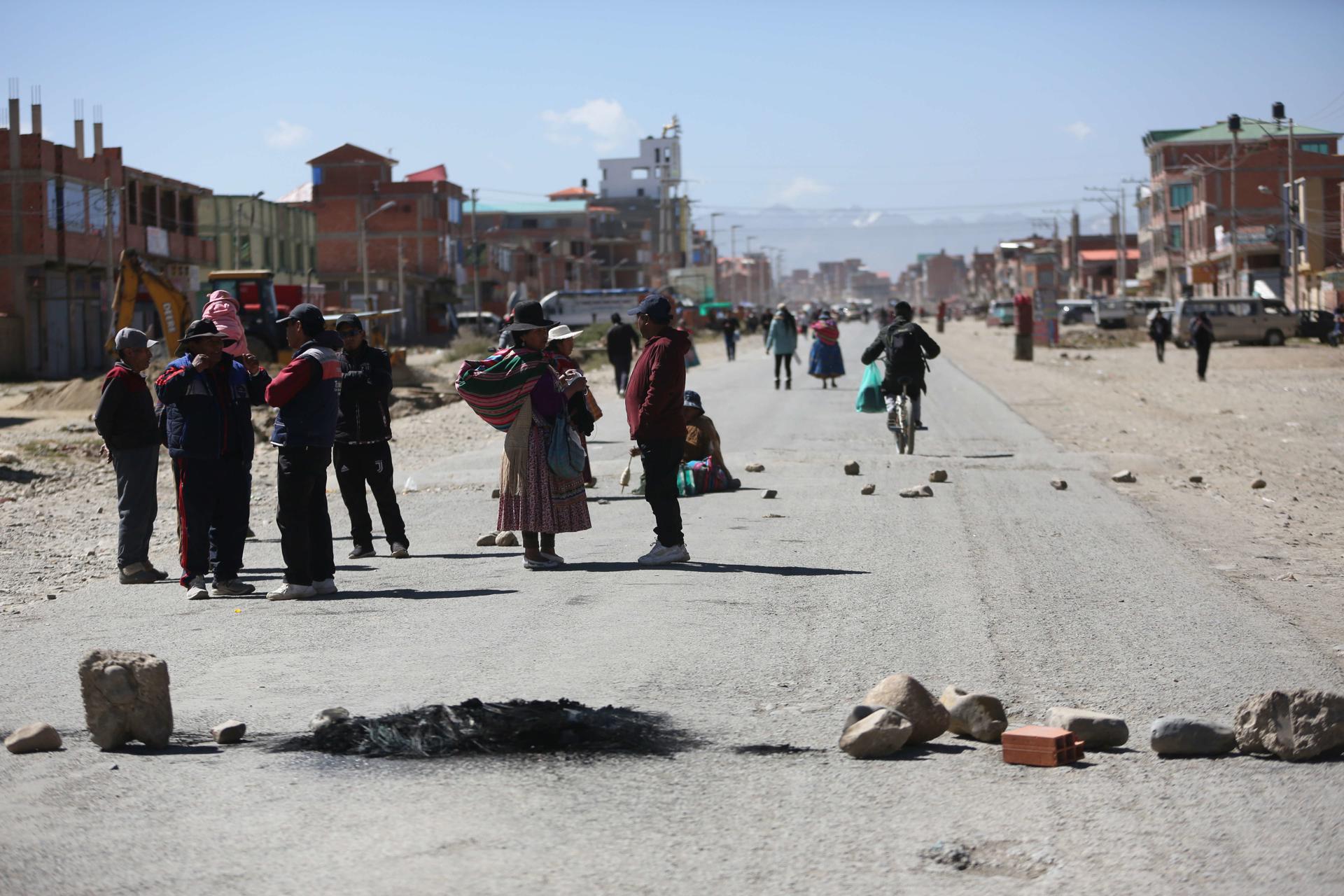 Personas se reúnen en una vía bloqueada durante una protesta este 3 de junio de 2025, en El Alto (Bolivia). EFE/ Luis Gandarillas