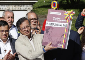 El presidente de Colombia, Gustavo Petro, sostiene un libro que simboliza la reforma laboral este miércoles, en Bogotá (Colombia). EFE/ Mauricio Dueñas Castañeda