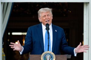 El presidente de EE.UU., Donald Trump, habla durante una fiesta de verano en el jardín sur de la Casa Blanca en Washington. EFE/Eric Lee