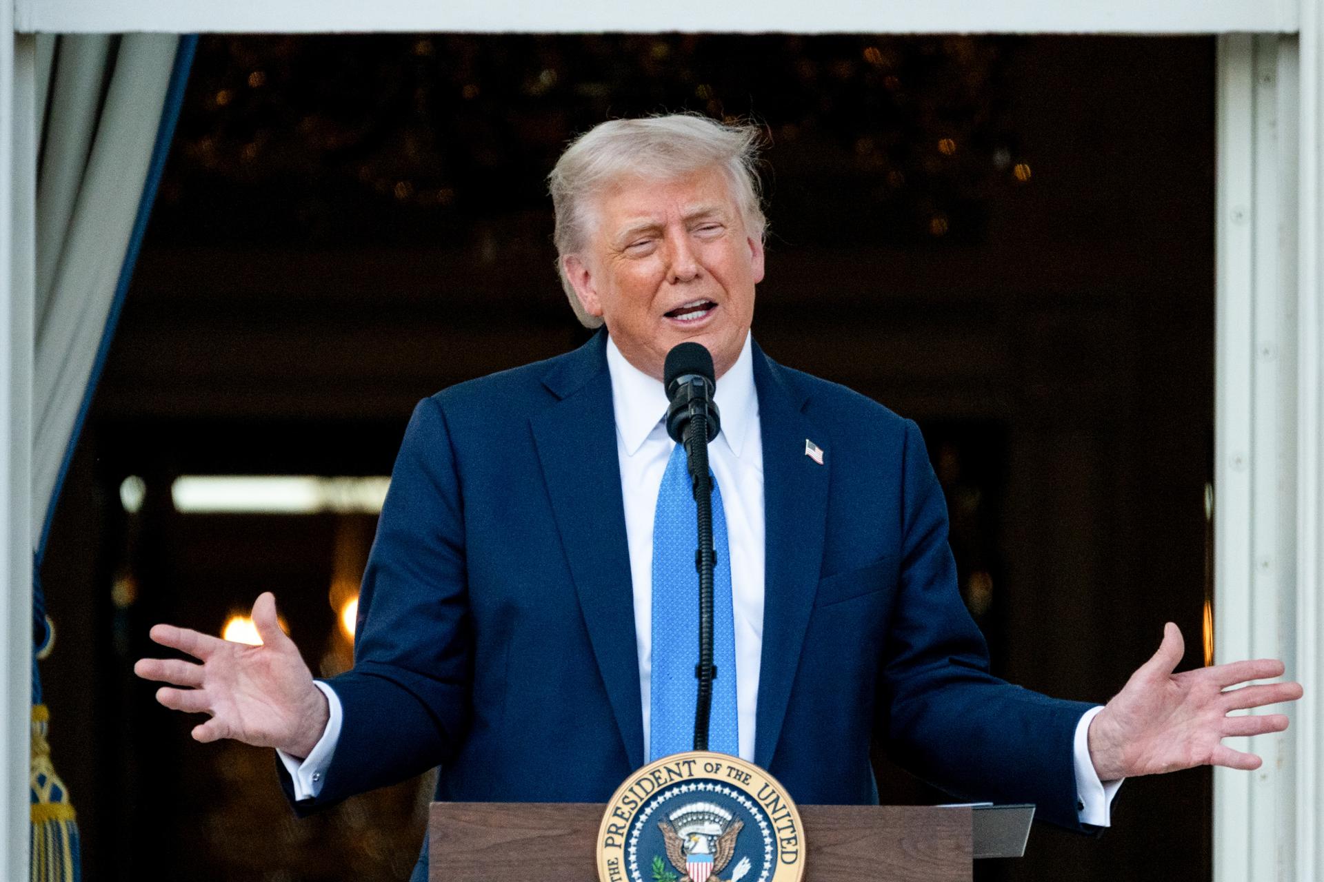 El presidente de EE.UU., Donald Trump, habla durante una fiesta de verano en el jardín sur de la Casa Blanca en Washington. EFE/Eric Lee