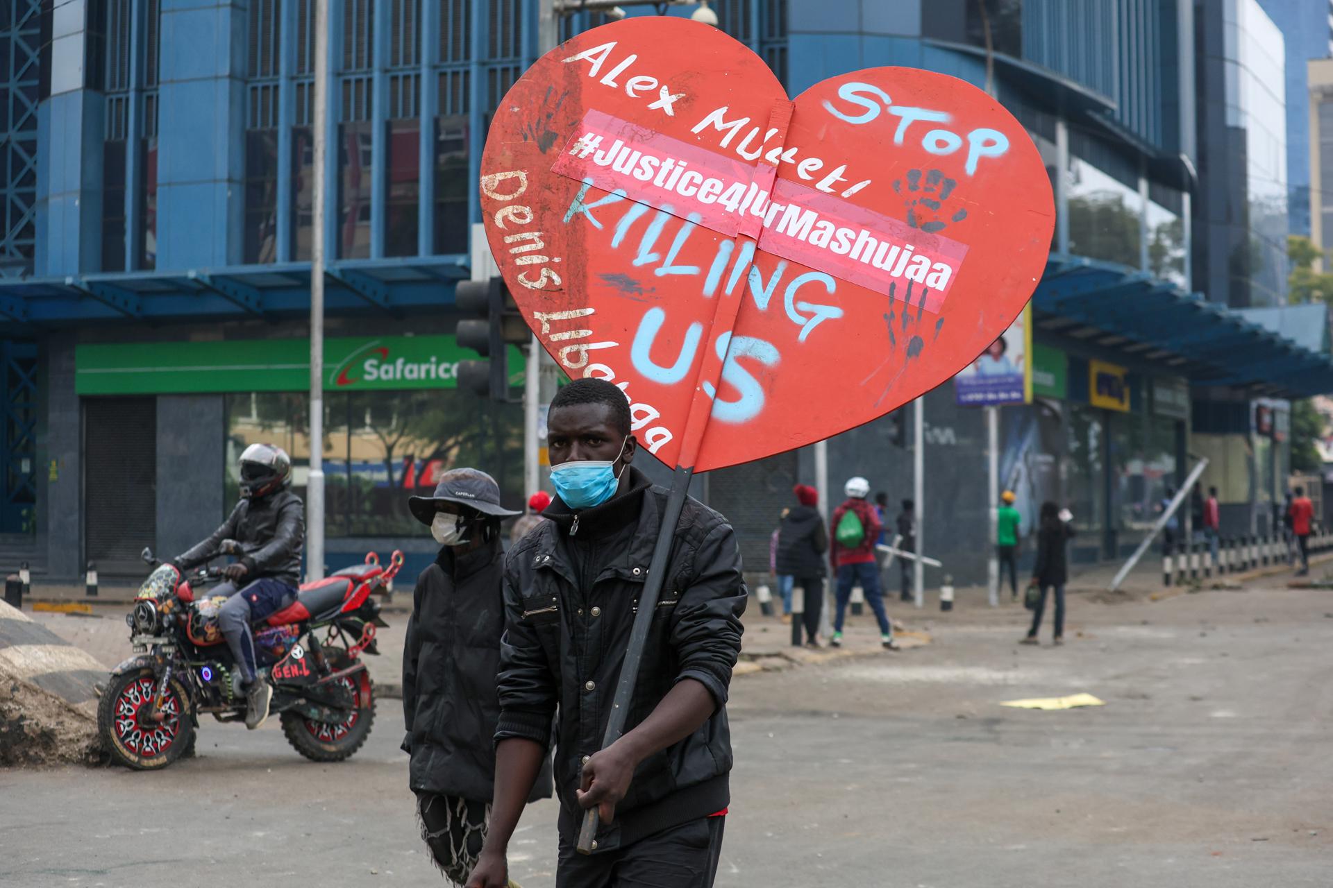 NAIROBI (Kenya), 25/06/2025.- Un manifestante porta una pancarta durante una protesta en el barrio central de Nairobi. EFE/EPA/STRINGER