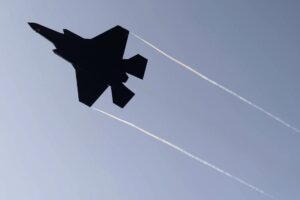 Fotografía de archivo de un avión de combate F35 israelí. EFE/ABIR SULTAN
``` ////////// An Israeli F35 fighter jet takes off from an undisclosed location in central Israel, 14 April 2024. EFE/ABIR SULTAN
