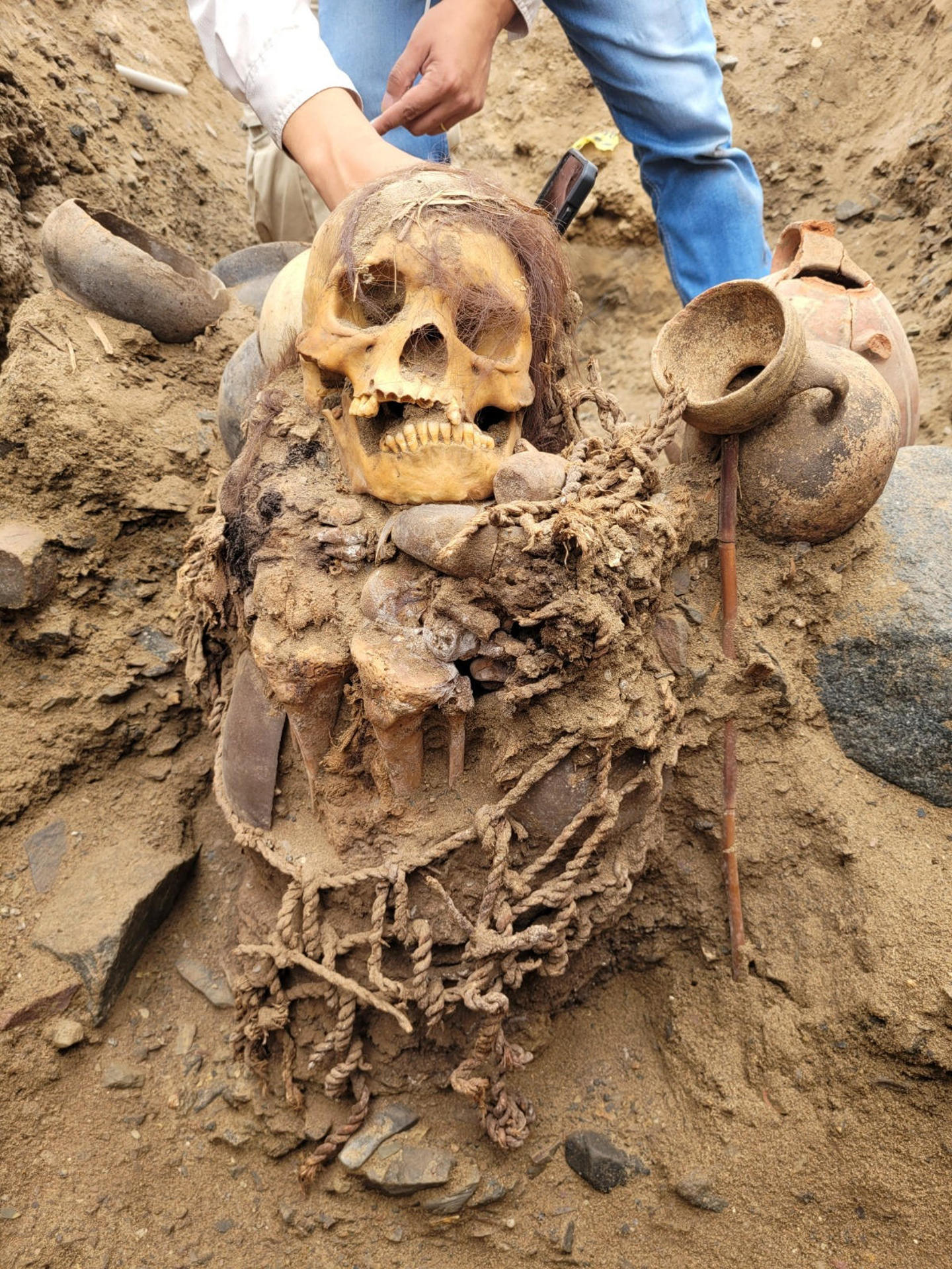 Fotografía cedida este martes por la empresa Cálidda del detalle de un fardo funerario de unos mil años de antigüedad, encontrado en la ciudad de Lima (Perú). EFE/Cálidda