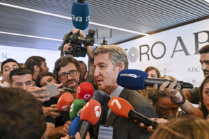El presidente del PP, Alberto Núñez Feijóo (c) se dirige a los medios tras participar en el Foro ABC celebrado este martes en Madrid. EFE/ Fernando Villar