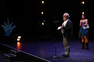El cineasta israelí- estadounidense Udi Aloni habla durante la clausura de la 40 edición del Festival Internacional de Cine este sábado, en Guadalajara (FICG), Jalisco (México). EFE/ Francisco Guasco