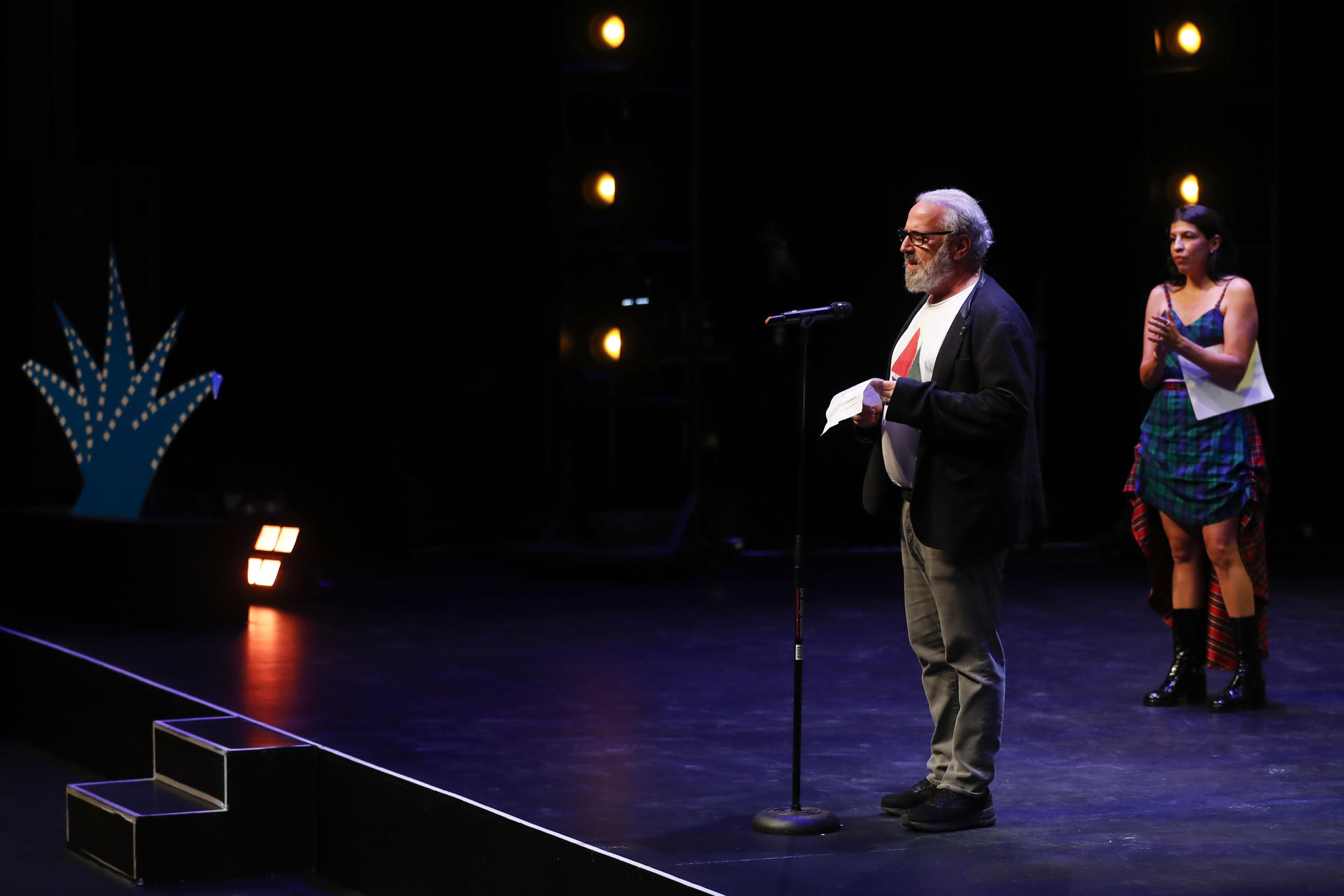 El cineasta israelí- estadounidense Udi Aloni habla durante la clausura de la 40 edición del Festival Internacional de Cine este sábado, en Guadalajara (FICG), Jalisco (México). EFE/ Francisco Guasco