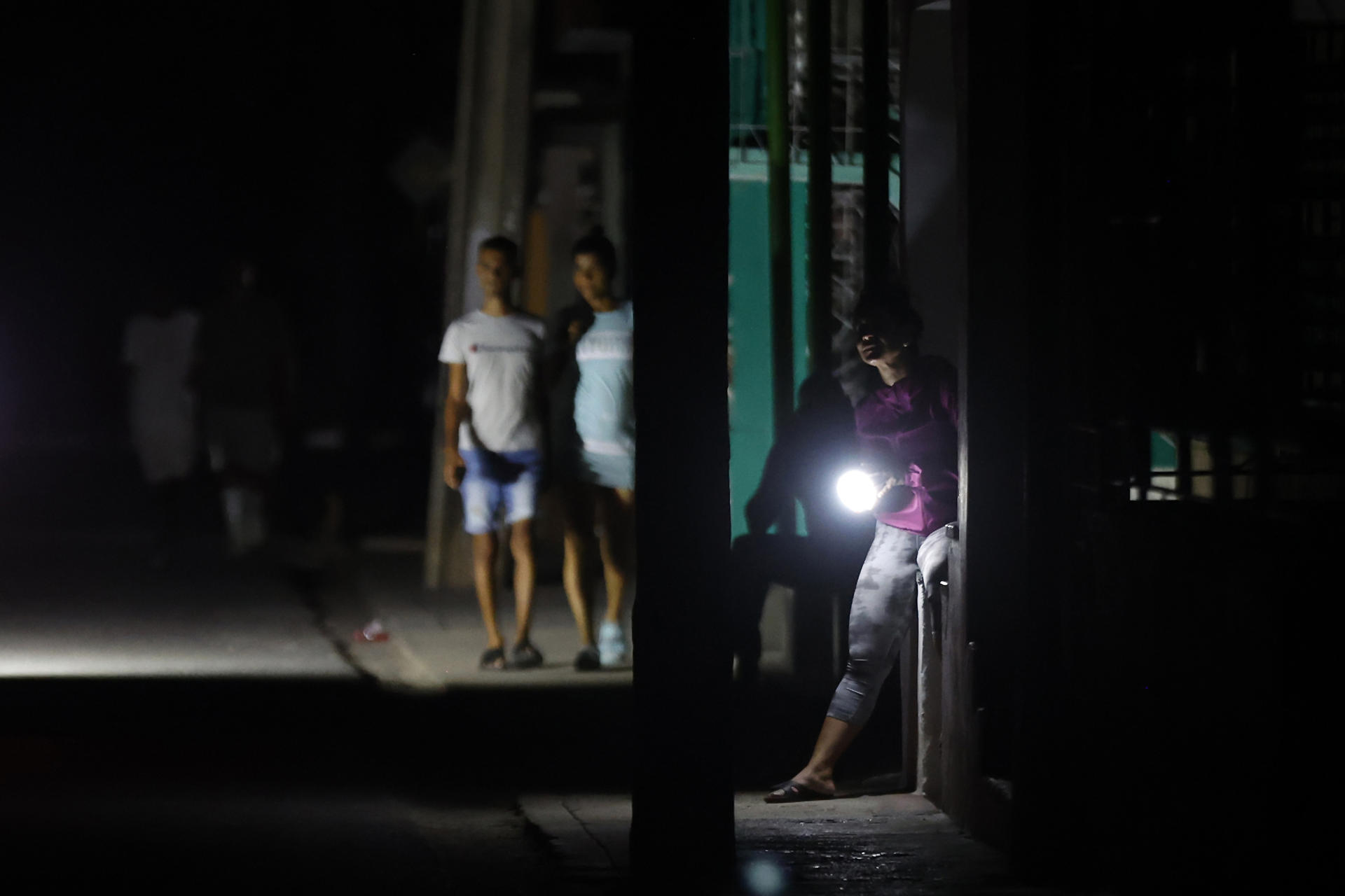 Fotografía del 29 de mayo de 2025 que muestra a personas en una calle durante un apagón en La Habana (Cuba). EFE/ Ernesto Mastrascusa