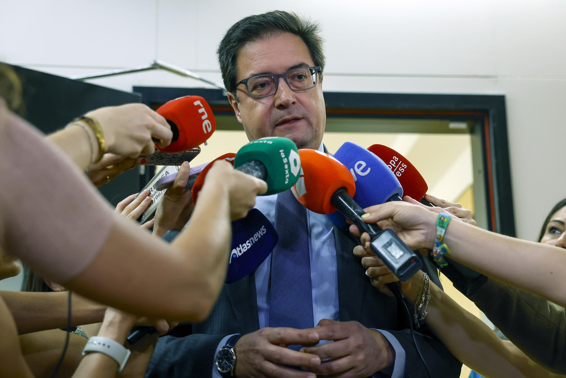 El ministro para la Transformación Digital y de la Función Pública, Óscar López, atiende a los medios en el Congreso. EFE/Juan Carlos Hidalgo