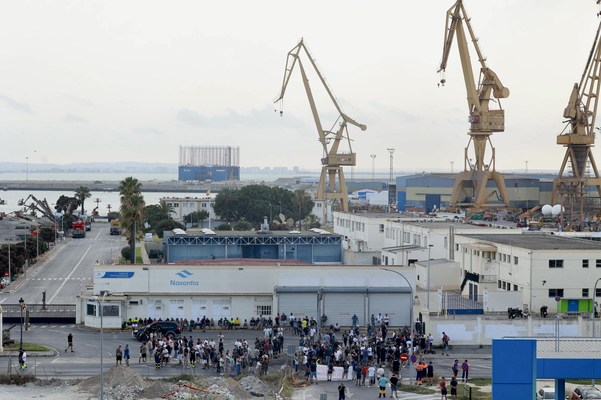 Los trabajadores del metal han cortado desde primera hora la carretera de entrada a la factoría en Cádiz este lunes cuando la patronal y el sindicato UGT han acordado un preacuerdo para la renovación del convenio del sector del metal de Cádiz, un acuerdo que es rechazado por CCOO y que tendrá que ser refrendado por las asambleas de trabajadores para desconvocar la huelga que este lunes se iba a convertir en indefinida. EFE/Román Ríos.