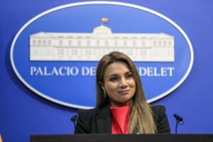 La portavoz del Gobierno de Ecuador, Carolina Jaramillo, habla en una rueda de prensa este lunes, en el Palacio de Gobierno en Quito (Ecuador). EFE/ José Jácome