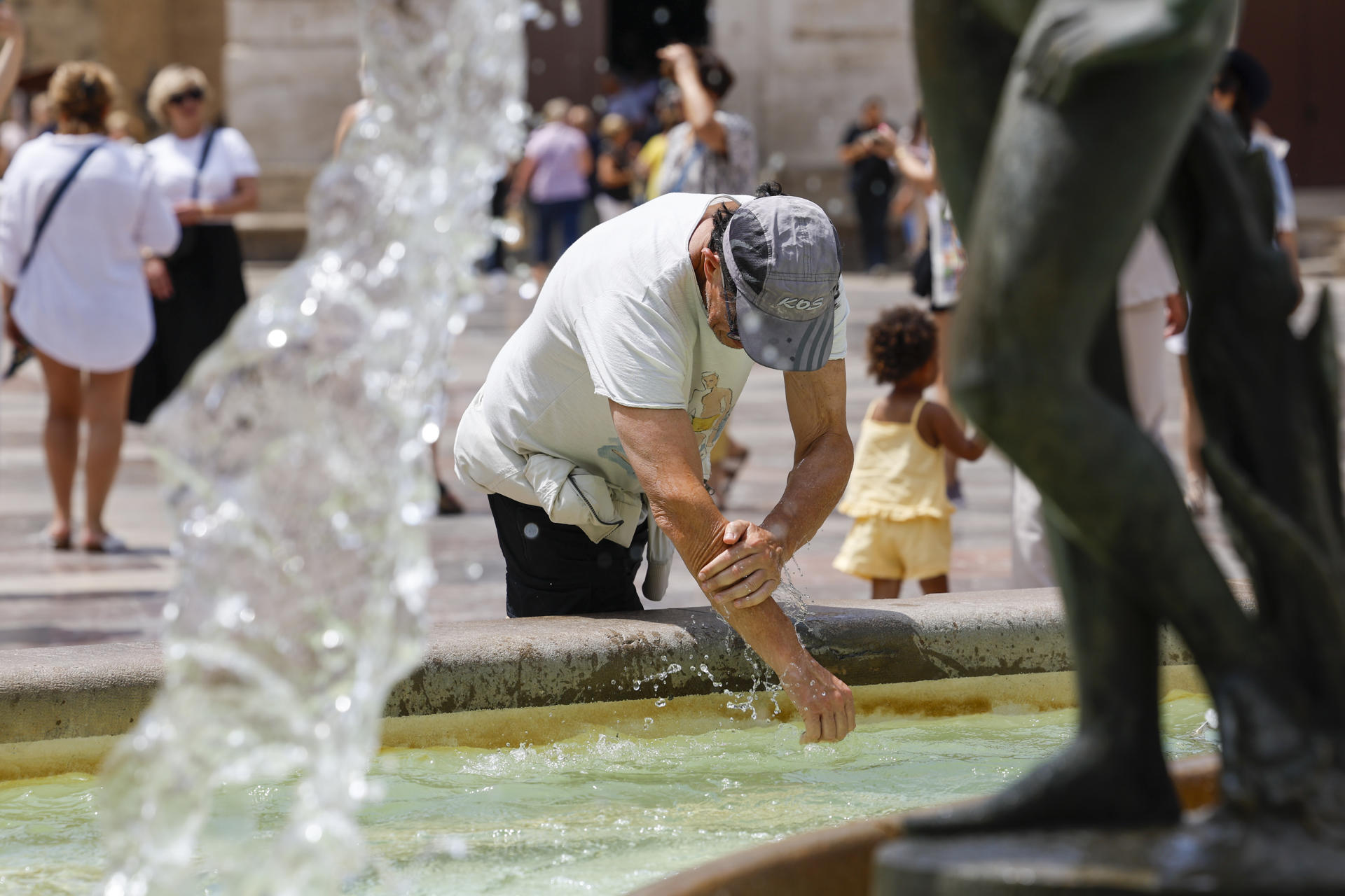Una persona se refresca en una fuente del centro de la ciudad de Valencia, en una imagen de archivo. EFE/Ana Escobar