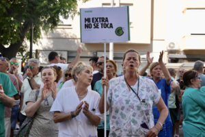 Enfermeras y fisioterapeutas del Servicio Andaluz de Salud (SAS) se han concentrado ante la puerta del Hospital Universitario Puerta del Mar en Cádiz, este jueves en el que ha habido convocatorias de las ocho provincias andaluzas, convocados por el Sindicato de Enfermería, SATSE, para denunciar el recorte que arrastran desde hace 15 años en sus pagas extraordinarias. EFE/Román Ríos.