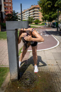 Una chica se refresca en una fuente de Logroño este jueves. EFE/ Raquel Manzanares
