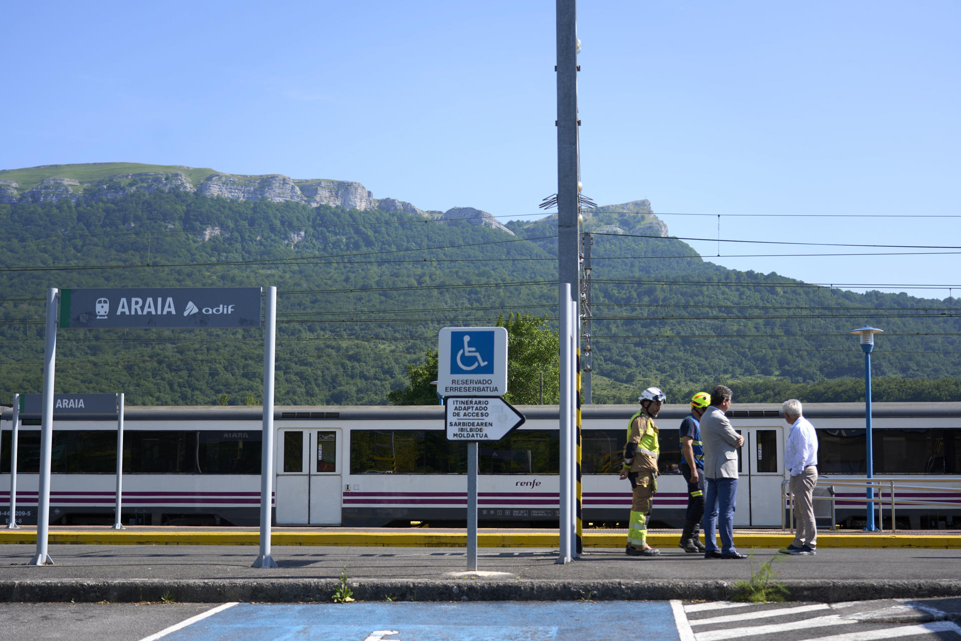 Bomberos en el lugar donde una joven ha perdido la vida este lunes víctima de una descarga eléctrica en una catenaria de las vías del tren en la estación de Albéniz (Álava) y otra joven que se encontraba con la fallecida ha resultado herida. EFE/L. Rico