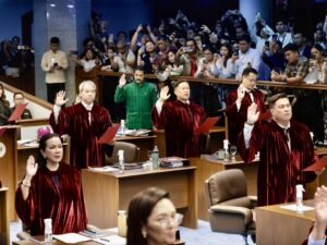 MANILA (Philippines), 10/06/2025.- Philippine senators in court robes take their oath as jurors at the Senate session hall, which has been converted into an impeachment court in Manila, Philippines, 10 June 2025. Vice-president Sara Duterte is facing an impeachment trial, accused of betrayal of public trust, culpable violation of the constitution, graft and corruption, and other high crimes. (Filipinas) EFE/EPA/FRANCIS R. MALASIG