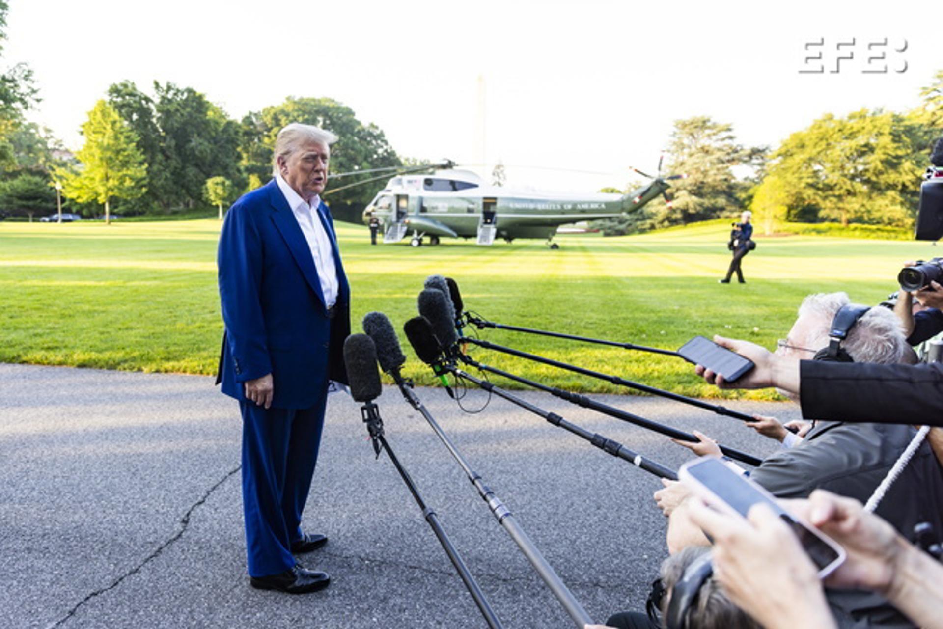 El presidente estadounidense, Donald Trump, antes de partir para la cumbre de la OTAN. EFE/EPA/JIM LO SCALZO