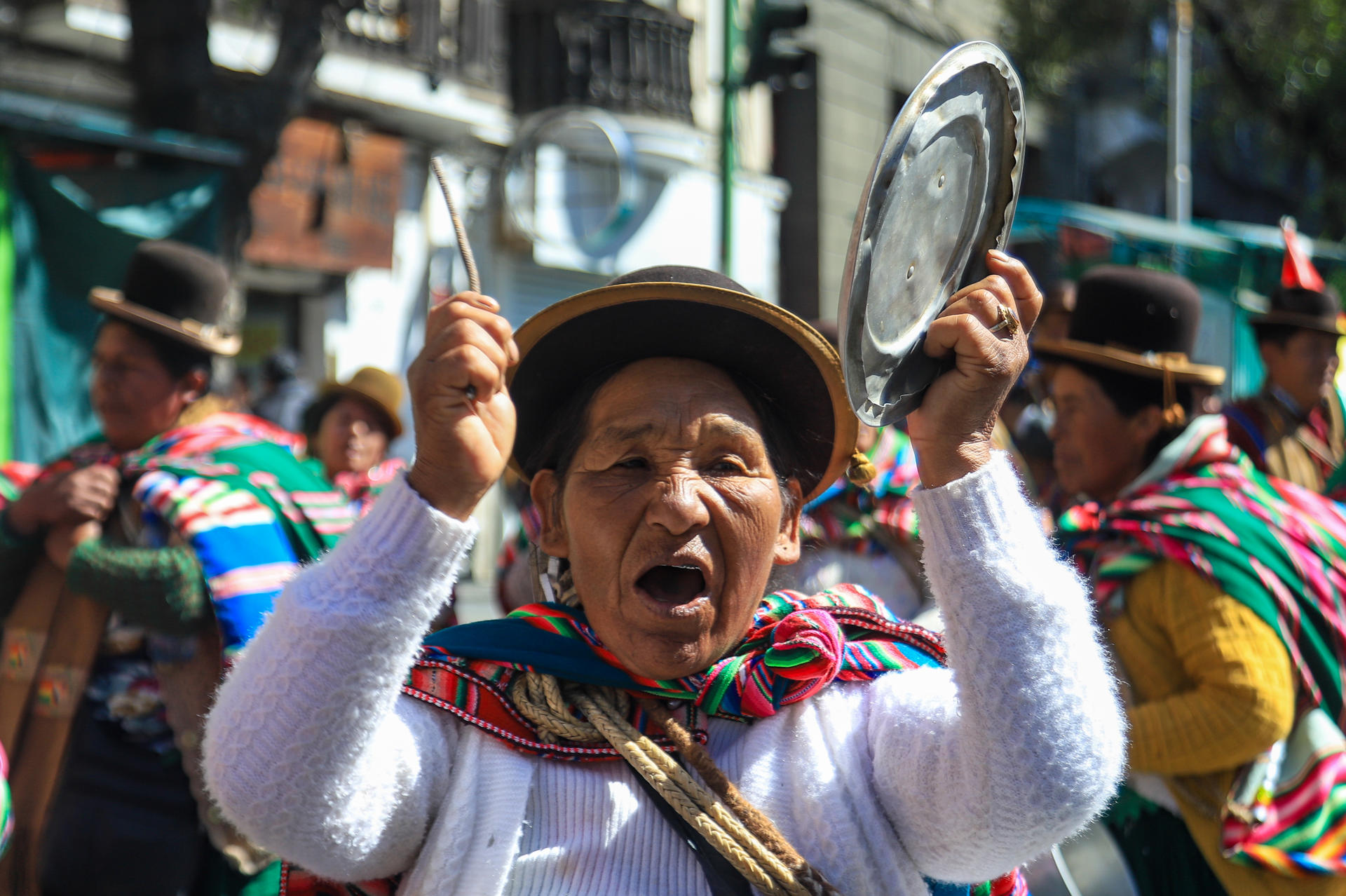 Una mujer aimara participa en una protesta este lunes, en La Paz (Bolivia). Miles de campesinos y comerciantes marcharon por separado en la ciudad boliviana de La Paz para exigir al Gobierno de Luis Arce salidas "inmediatas" a la situación económica que afronta el país por la inflación, la falta de dólares y el desabastecimiento de combustibles. EFE/ Gabriel Márquez