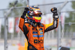 El piloto australiano del equipo McLaren Oscar Piastri celebra su victoria en el Gran Premio de España de Fórmula Uno, este domingo en el circuito de Barcelona-Cataluña, en Montmeló (Barcelona).- EFE/ Siu Wu