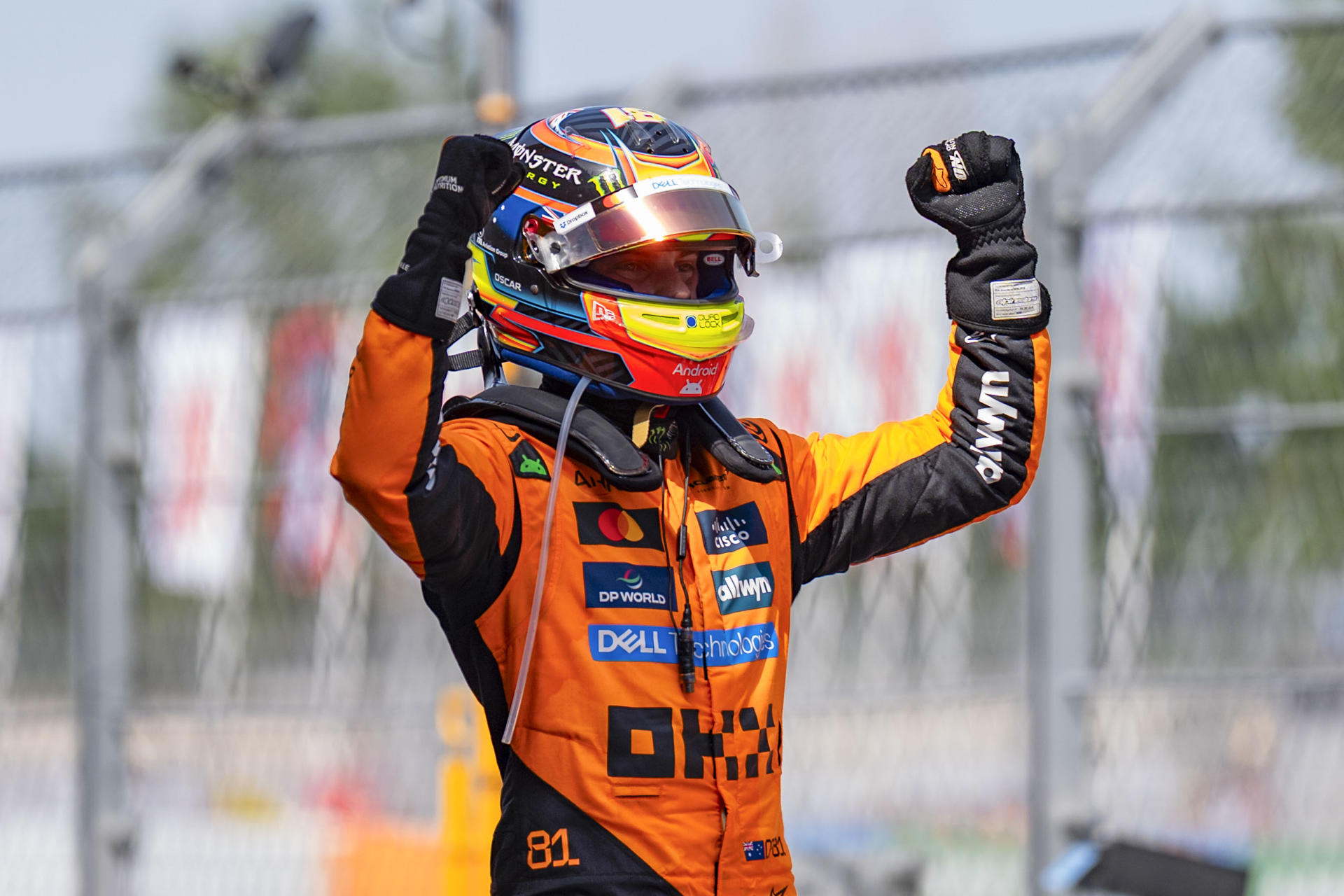 El piloto australiano del equipo McLaren Oscar Piastri celebra su victoria en el Gran Premio de España de Fórmula Uno, este domingo en el circuito de Barcelona-Cataluña, en Montmeló (Barcelona).- EFE/ Siu Wu