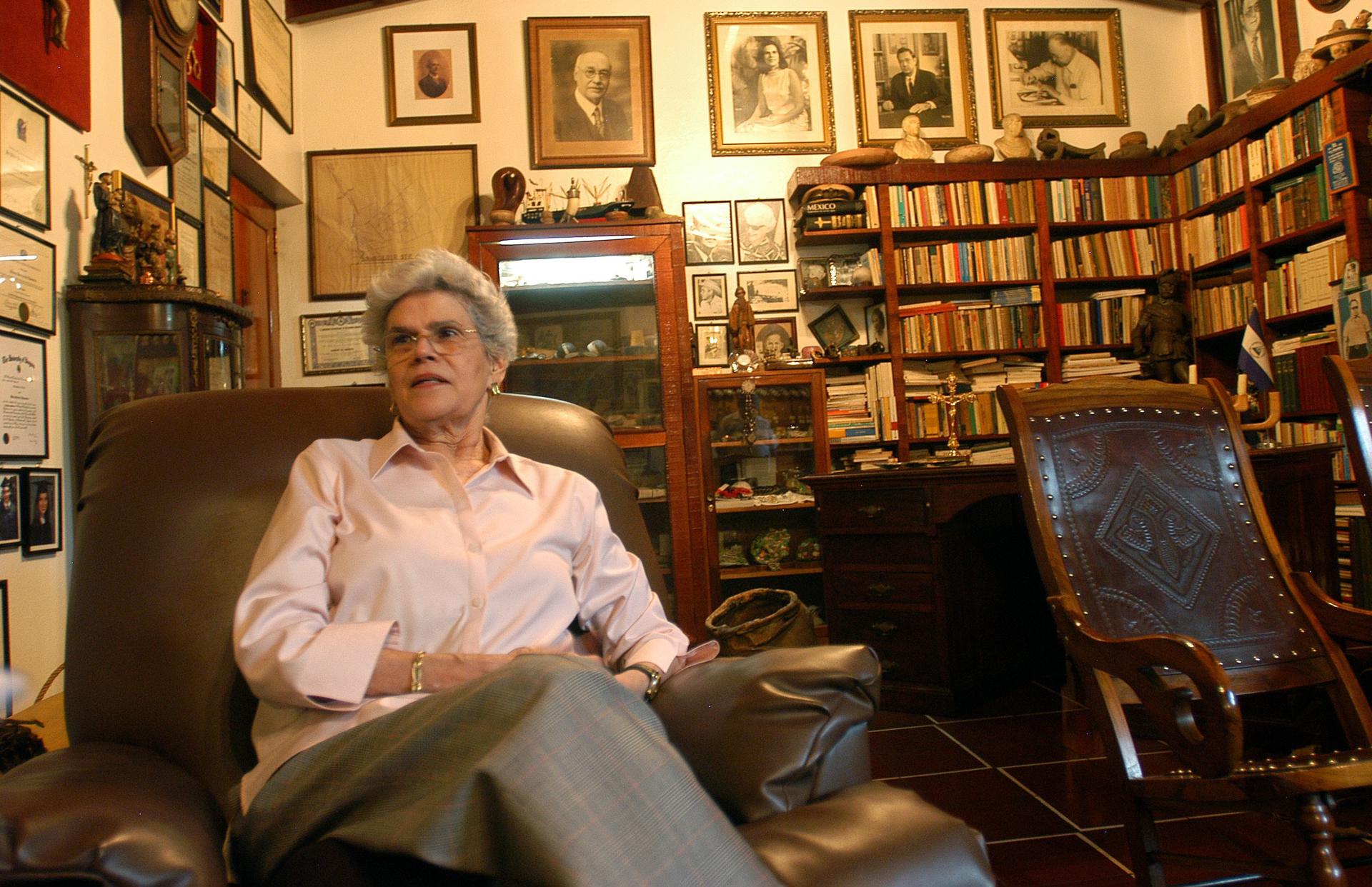 Fotografía de archivo fechada el 30 de abril de 2005 de la expresidenta de Nicaragua, Violeta Barrios de Chamorro, durante una entrevista con EFE en Managua (Nicaragua). EFE/Mario Lopez