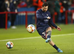 Fotografía de archivo de 2022 en la que se observa a Lionel Messi con la camisa del PSG antes de un partido de la Liga de Campeones de la UEFA contra el Real Madrid. EFE/Ian Langsdon