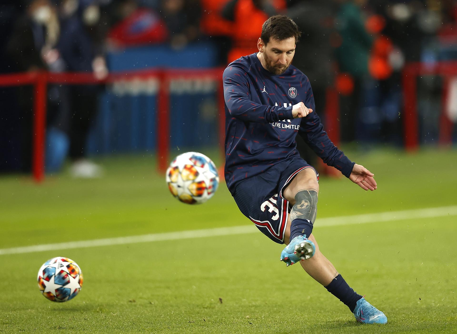 Fotografía de archivo de 2022 en la que se observa a Lionel Messi con la camisa del PSG antes de un partido de la Liga de Campeones de la UEFA contra el Real Madrid. EFE/Ian Langsdon