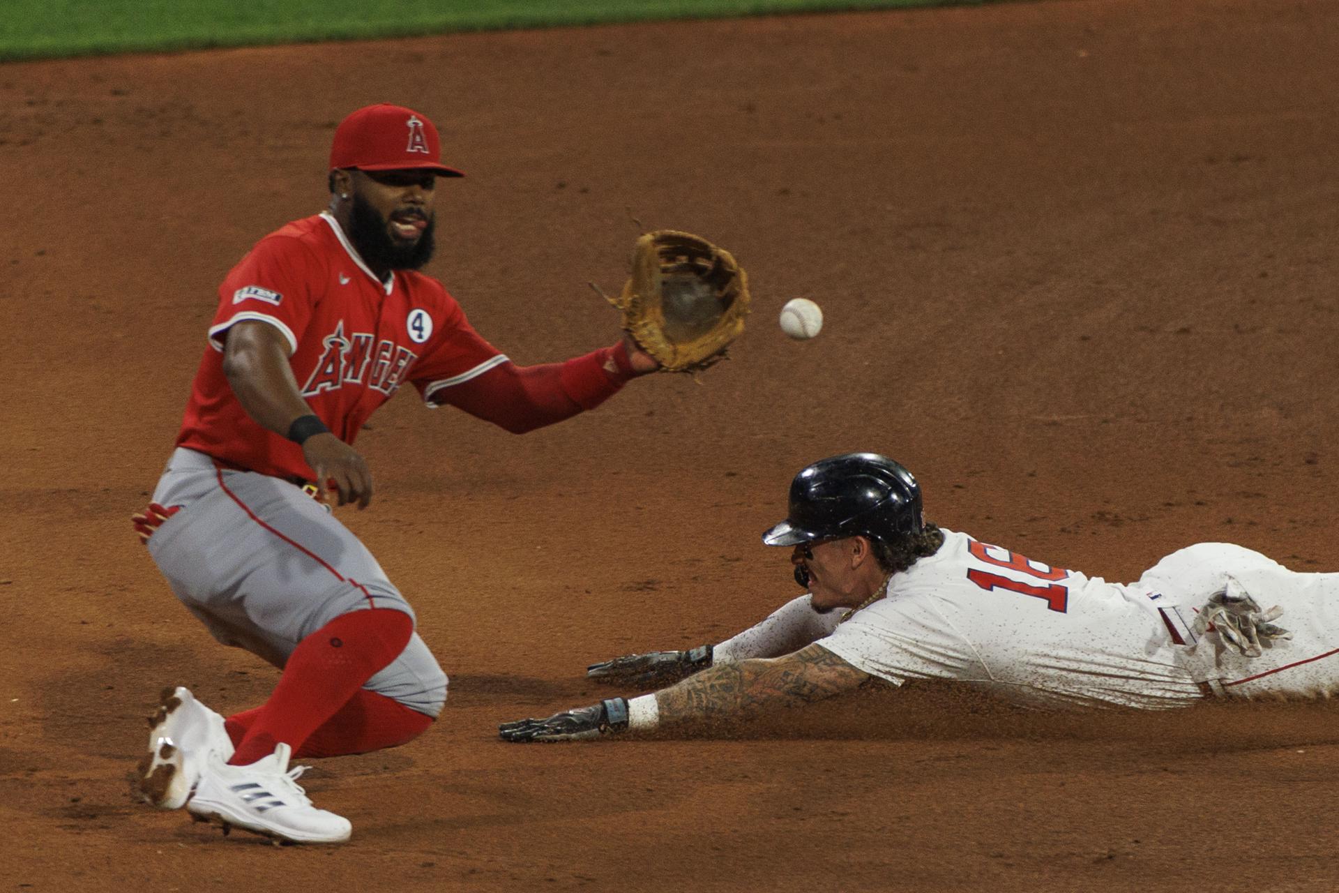 Jarren Duran (D) de los Medias Rojas de Boston llega a salvo a la tercera base y hace inútil elesfuerzo del jugador de los Angelinos de Los Ángeles Luis Rengifo (i) este lunes en Boston (Massachusetts). EFE/EPA/CJ GUNTHER
