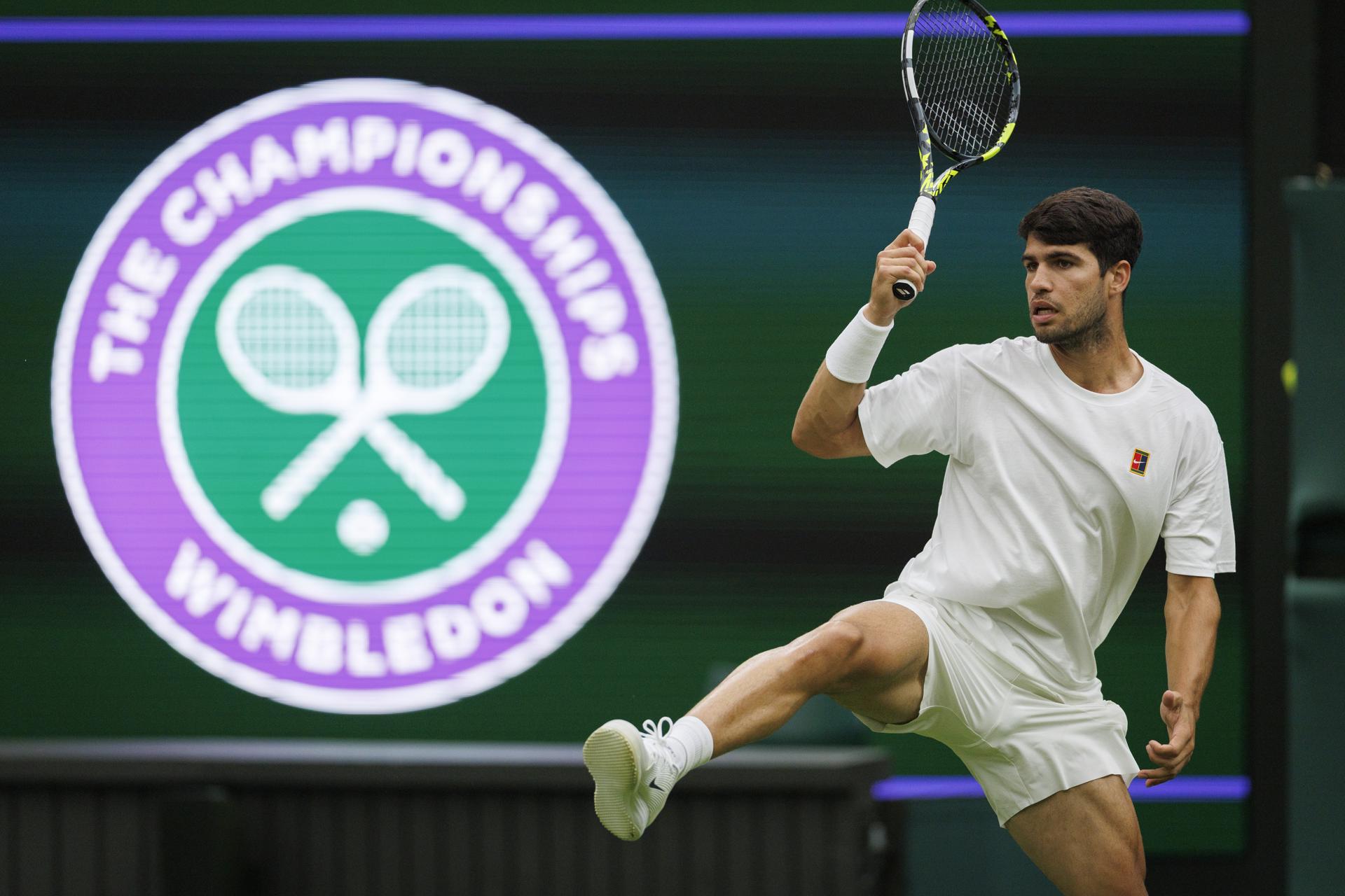 El español Carlos Alcaraz y el serbio Novak Djokovic se estrenaron este jueves en la pista central de Wimbledon, en una sesión de entrenamiento en la que disputaron un set que acabaron con 5-5. EFE/EPA/TOLGA AKMEN