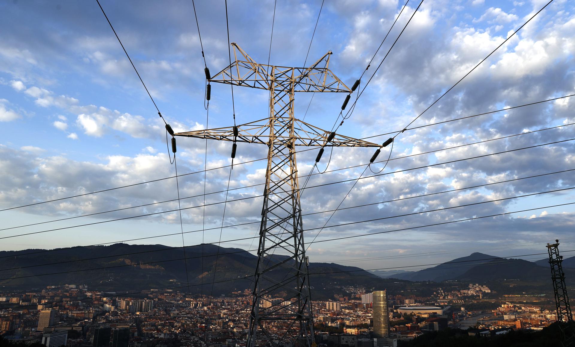 Una torre de transporte de energía perteneciente a red eléctrica, con la ciudad de Bilbao al fondo, en una imagen de archivo. EFE/LUIS TEJIDO