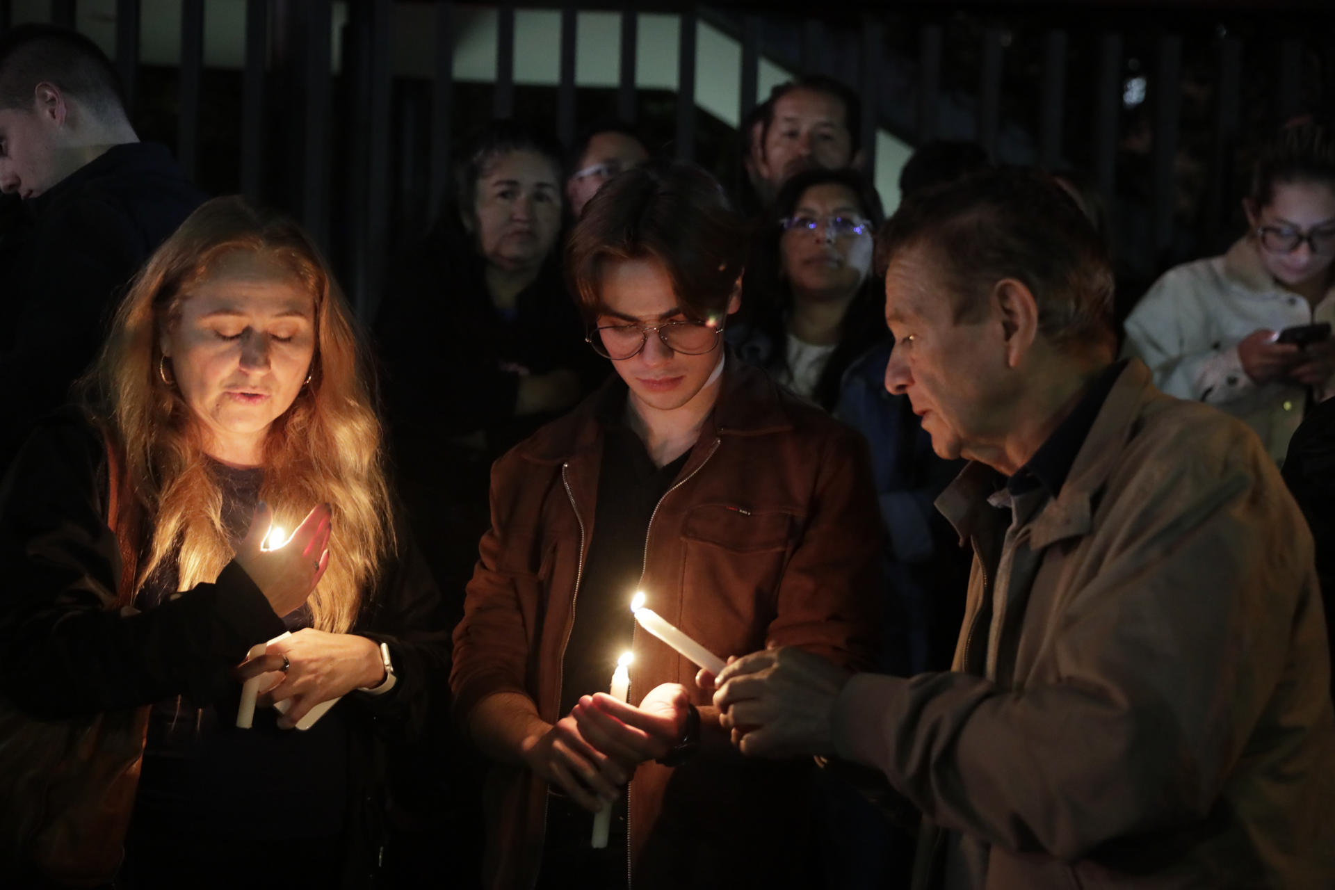 Decenas de personas fueron captadas este sábado, 7 de junio, a las afueras de la Fundación Santa Fe, donde fue trasladado el senador colombiano Miguel Uribe Turbay, luego de ser víctima de un atentado con arma de fuego, en Bogotá (Colombia). EFE/Carlos Ortega